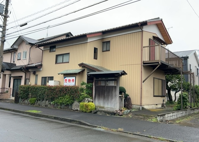 隣家の土地はどうなっているのか、生活利便施設が近くにあるのか、学校まで近いかなど、お客様のライフスタイルにあわせたイメージが重要です。また、近くにあると困る施設が近くにないかも確認するといいでしょう。