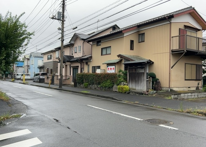 南側道路の場合は長い時間光を入れ込むことができるため、庭やリビングを道路側に持ってくることが多く土地価格も高い傾向にあります。一方北側道路だとリビングや庭が南側になりプライバシーを守ることができます。