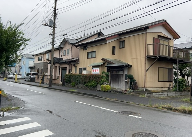 東側道路の場合は居室を南向きに設計しやすいため、朝日が入りやすいというメリットがあります。一方、西側道路も東側同様に居室を南向きに設計しやすいのですが、住宅地だと朝日が入りにくいという弱点があります。