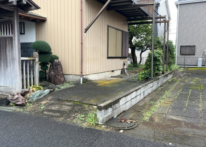 車一台あたりに必要なスペースは、標準サイズの普通自動車で横幅2m50cm、長さ5mは必要になります。ただし、乗降のことも考慮して横幅3m30cm、長さ5m50cmほどは確保できるところを選びましょう。