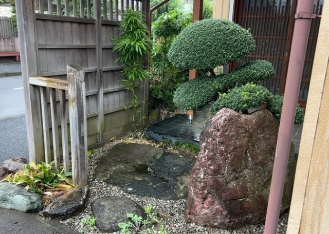 庭のある家に住むことのメリットとして、子どもたちの遊び場を確保できること、ガーデニングや家庭菜園を楽しめること、明るさを確保できることがあります。また、配置を工夫することでプライバシーが確保できます。