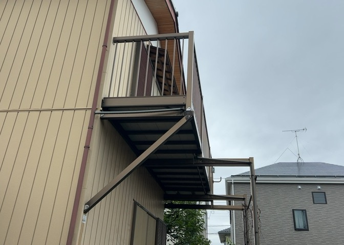 バルコニーは、建物内から室外へ楽に出入りできる便利なスペースです。また、バルコニーには手すりを付けることが義務付けられており、手すりの高さは110cm以上で施工することが建築基準法で定められています。