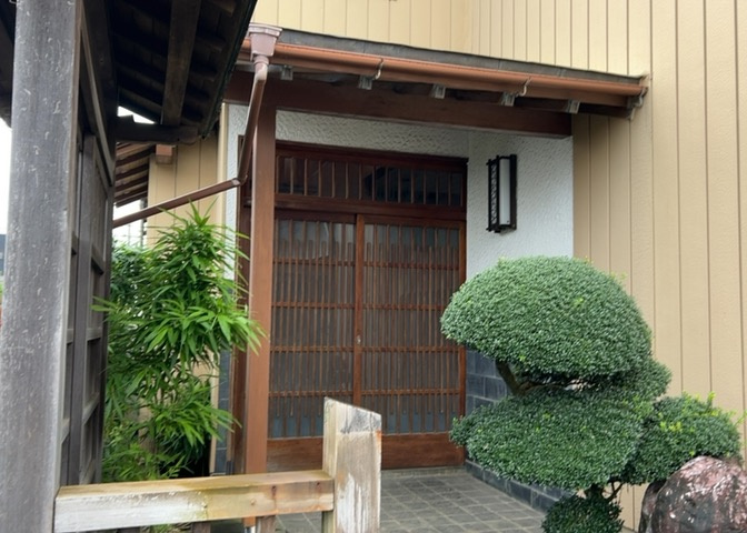 玄関は家の顔と言っても過言ではありません。現地を見学する際は玄関の広さや全体のバランスなどを見てみるといいでしょう。一般的なアプローチのしやすさだけではなく、お年寄りにも優しい設計のものだと安心です。