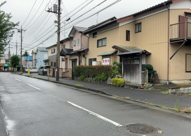 住宅用の土地では前面道路に2m以上接していなければならないと法律で定められています。しかし、お持ちの車のサイズやライフスタイルなどにより、2mでは利便が悪い場合もございますので、事前に確認しましょう。