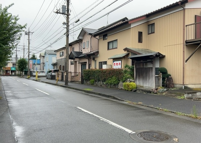 道幅が広い場所は日当たりや風通が良好です。幅が広いのですれ違いも可能ですし大きな車でも駐車可能！一方で、大型車が通ることも多くなるため交通量の増加により騒音に繋がります。また土地の値段が高くなります。