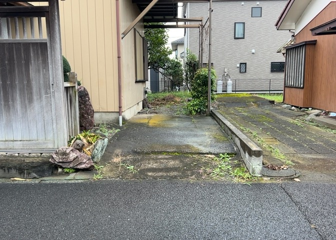 駐車場と明記されていても、最小スペースでつくられた駐車場だと大型車は駐車できなかったり、出入りしにくくなったりする可能性があります。お車のサイズと購入したい物件の駐車場のサイズを現地で確認しましょう。