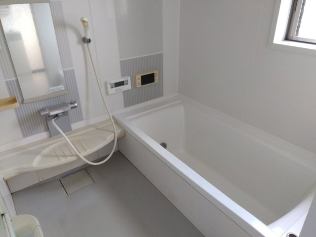 窓があるので明るい室内です。備え付けの台があるのでシャンプーを置いたり出来て便利です。