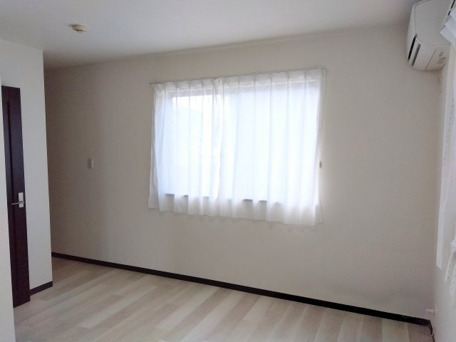 大きな窓があるので部屋にやわらかな陽光が注ぎます。寝室や仕事部屋など使い勝手の良い広さの洋室です。