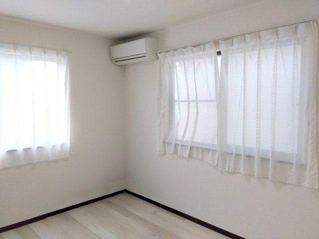 二面採光なので日差しがたっぷり入ります。また風通しが良く解放感もあります。
