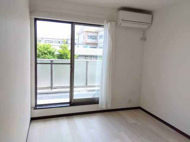 窓が多く心地の良い空間となっています。一日の疲れを癒すプライベート空間になりますね。