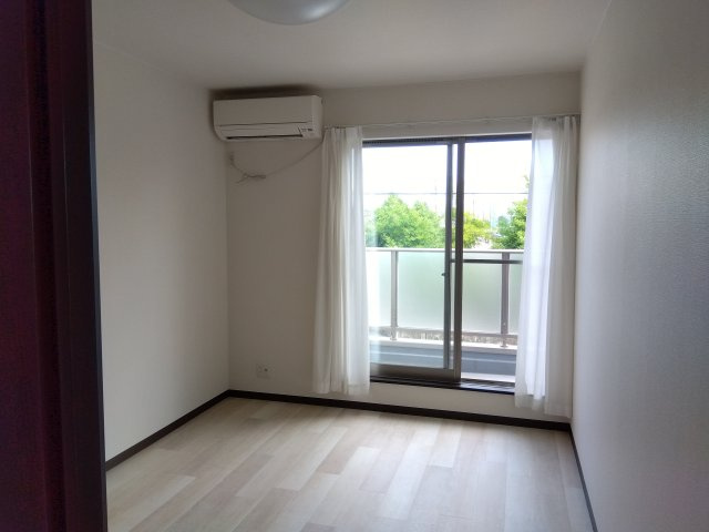 窓が多く明るい室内となっています。寝室として使うのもいいですね。