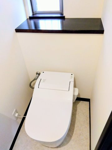 トイレには窓があり明るい室内です。棚があるのでトイレットペーパーの予備や芳香剤が置けます。