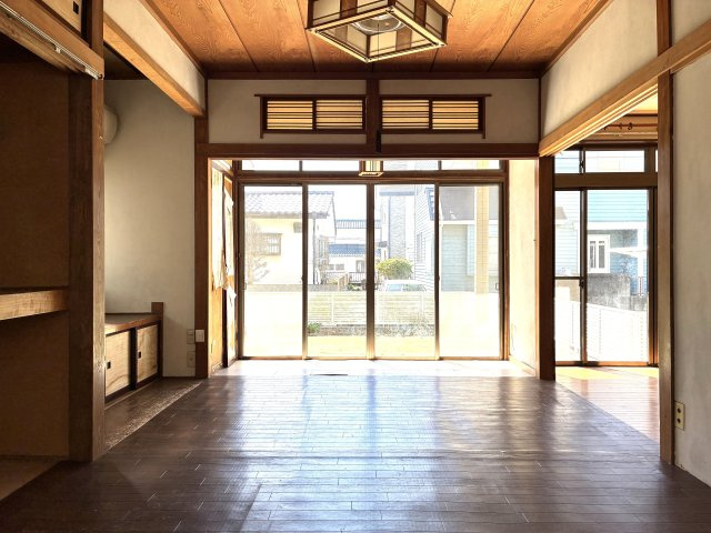 陽が真っすぐ差し込んでくる明るい和室です