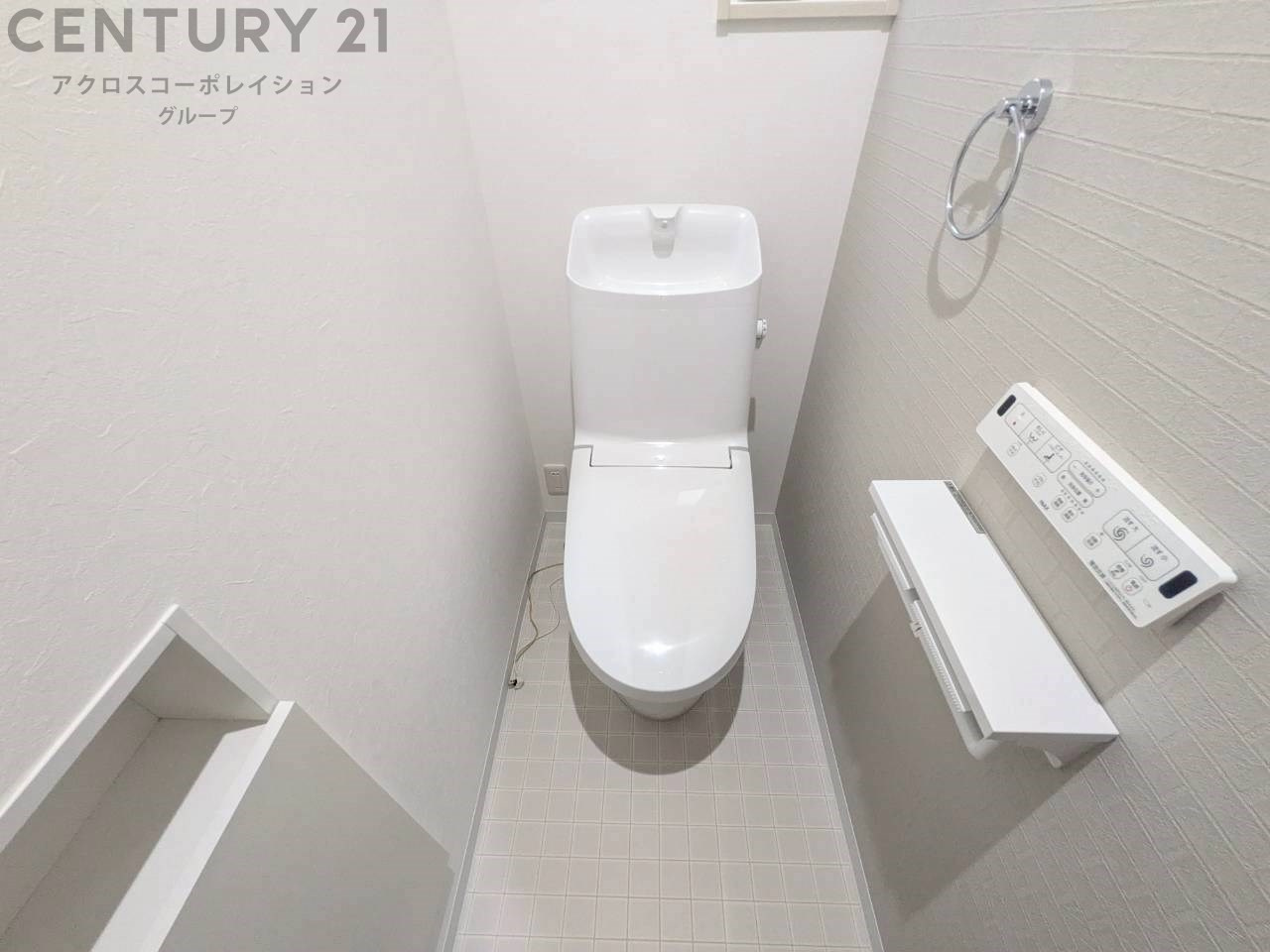 温水洗浄便座付トイレは温水洗浄機能により、暖かい水でおしりを洗浄することができ、冷たい水を使う従来の便座に比べ、温水洗浄機能で暖かいトイレを提供し、快適な使用を可能にします。