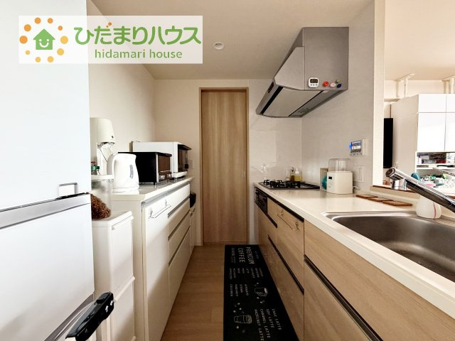 パントリーを備えた収納豊富なキッチンで、毎日の家事を快適に。