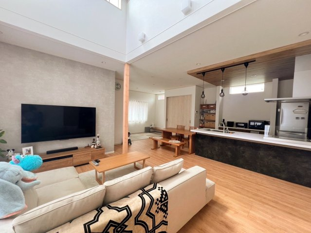 「土地＋建物をトータルでご提案できます」　掲載の画像は当社施工事例です。　土地に合わせた最適なプランニングで無駄のない家づくりが可能です。