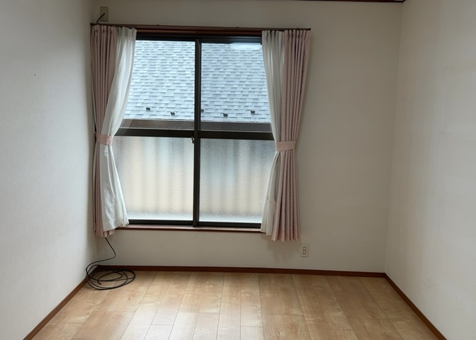 寝室でゆっくりと過ごすためにはベッド周りの適度な空間を担保することや窓の位置、照明の明るさ、寝室の広さなどを考える必要があります。自身や家族の構成とライフスタイルに併せて寝室にする部屋を選びましょう！