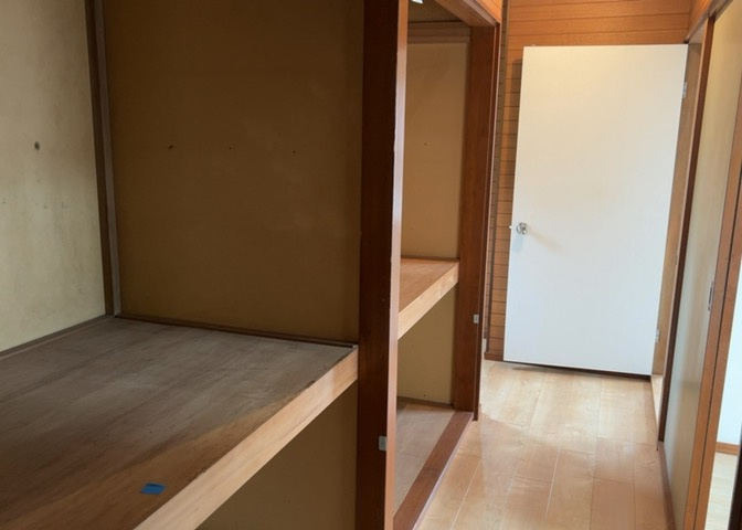デザイン性を重視しすぎて収納が少なかった！なんてことにならないため、事前に現地で収納の数を確認しておくことをお勧めします。クローゼット以外にも床下収納や屋根裏収納、パントリーなどもチェックしましょう。