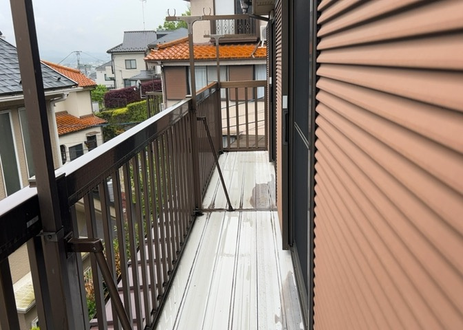 バルコニーは、室外の専用スペースのうち、「屋根がなく開放された空間」であるものを指します。ベランダより広いタイプのものが多く、日当たりもよいため家庭菜園などを楽しみたい人にとって適した環境となります。