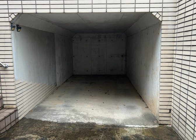 駐車場と明記されていても、最小スペースでつくられた駐車場だと大型車は駐車できなかったり、出入りしにくくなったりする可能性があります。お車のサイズと購入したい物件の駐車場のサイズを現地で確認しましょう。