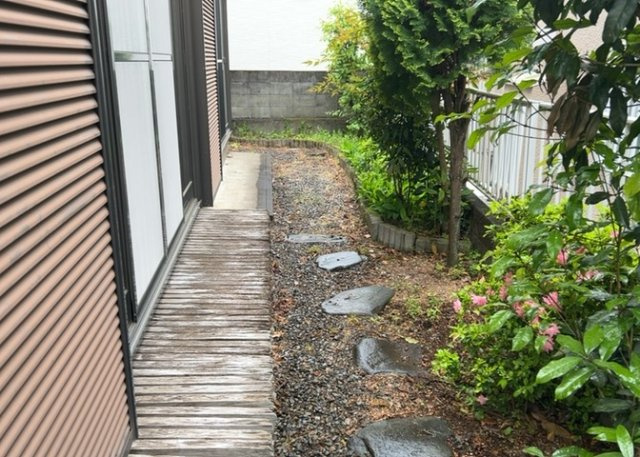 庭があることでガーデニングや家庭菜園はもちろん、こどもの遊び場やペットを放して遊ぶことができます。また、家の周囲に余裕があるということです。隣地との間があれば、十分な日当たりと、風通しが確保できます。