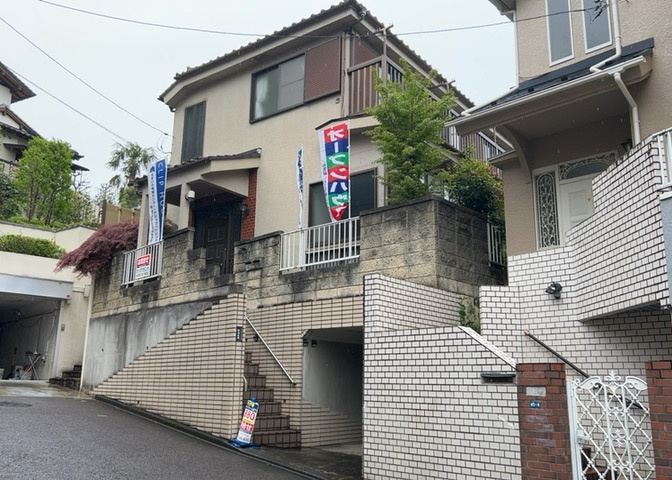 住宅用の土地では前面道路に2m以上接していなければならないと法律で定められています。しかし、お持ちの車のサイズやライフスタイルなどにより、2mでは利便が悪い場合もございますので、事前に確認しましょう。