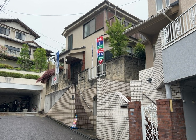 お持ちの車種によっては前面道路が広い方が便利でしょう。しかし、前面道路が広ければその分交通量が多くなるため、騒音などが気になる場合があります。実際に現地を見学し、周辺交通量や騒音などを確認しましょう！