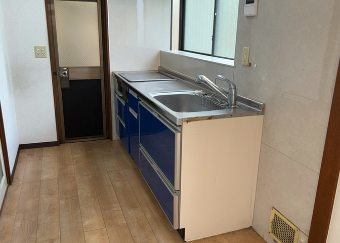 ダイニングとキッチンの間を扉や壁などで仕切らず、一体化させた間取りです。キッチンカウンターがついている物件ならば、食事をキッチンカウンターで取ることで、ダイニングスペースをリビングとして使用できます。