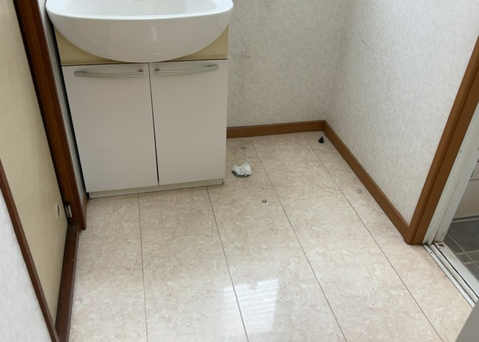 多くの戸建て住宅で見かける洗面脱衣所は、洗面台と洗濯機が2畳ほどのスペースに並べられていて、洗面所が脱衣所を兼ね備えている間取りが一般的です。お客様が利用することもある、パブリックな空間でもあります。