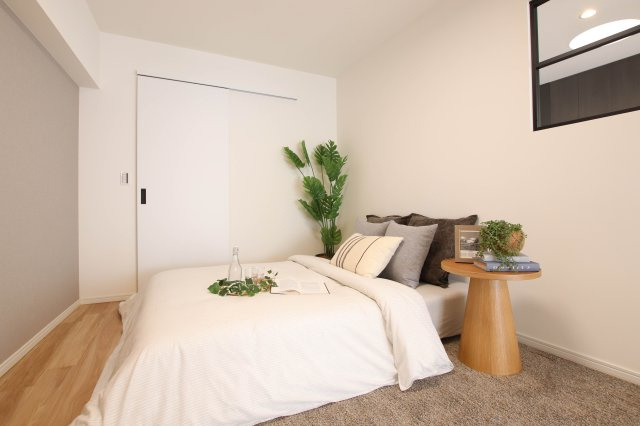 6.5帖の洋室。室内窓もあり、明るいお部屋となっています。