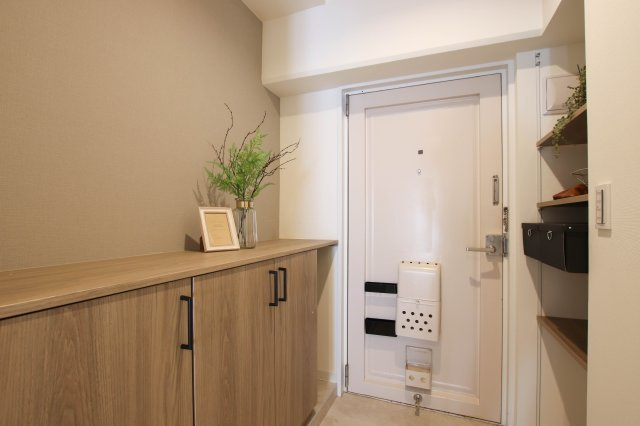 玄関。玄関収納などを新設いたしました。