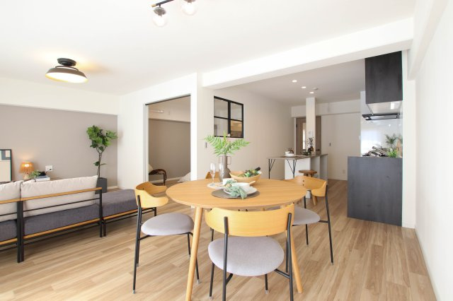 キッチンから見える洋室には室内窓を設置。明るい部屋を目指しました。