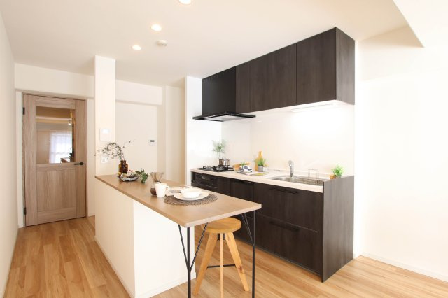 キッチンにはカウンターを設置。便利にお使いいただけます。