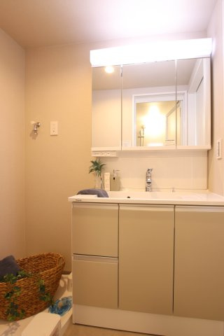 白を基調とした洗面台は明るくきれいです。