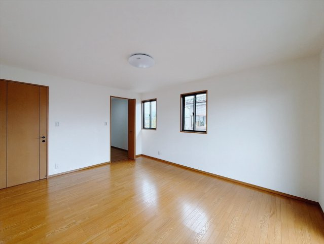 ■洋室｜ダブルベッドを置いても充分な広さを2Ｆのお部屋に設けております。お子様と家族みんなで寝るのも夢じゃありません♪窓からは光が差し込むので日中でも明るいお部屋です。