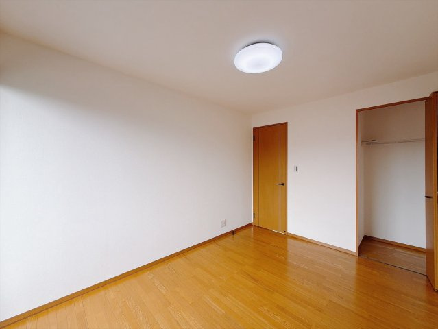 ■洋室｜2階各居室には収納をご用意しています♪常にお部屋を綺麗に保てます！小さなお子様も自然とお片付けができるようになるのでうれしいですよね！