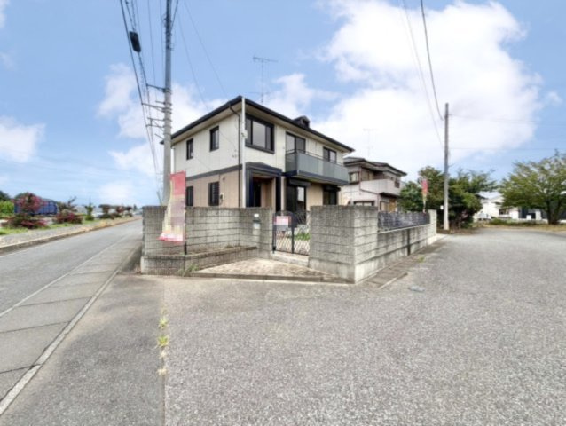 ■外観｜角地に位置しているため開放感があり、日当たりや風通しも良好で、快適な生活環境が整っています♪