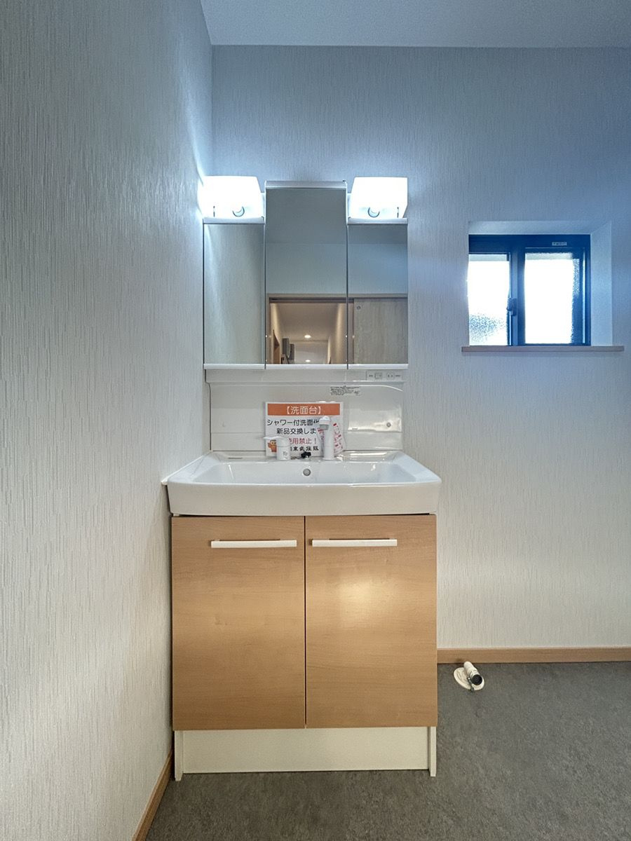 三面鏡の洗面台です。蛇口がシャワータイプで便利です。