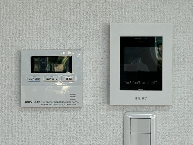 リビングの給湯リモコンとTVモニター付きインターホンです。