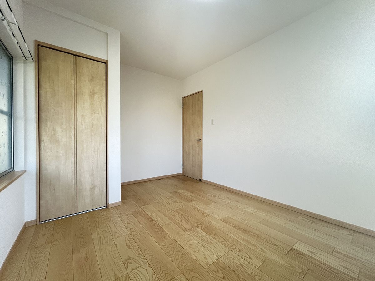 東側5.5帖洋室です。CL付きで使い易いお部屋です。