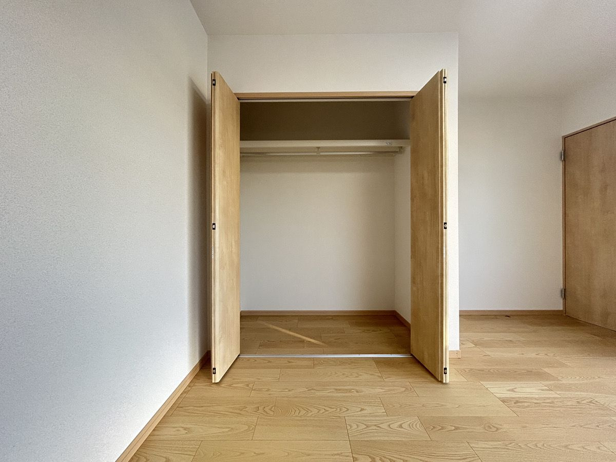 7帖の寝室には1帖分のCLがあり、収納に困りません。