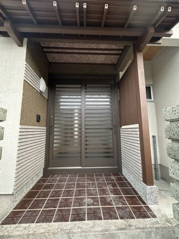 玄関戸もリフォーム済みです。ダブルロックで防犯性能も高いです