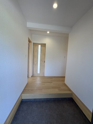 玄関もクロス・建具・床が明るい雰囲気を作り出しています。