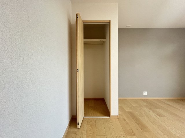 散らかり易いリビングに収納があるととても便利です。