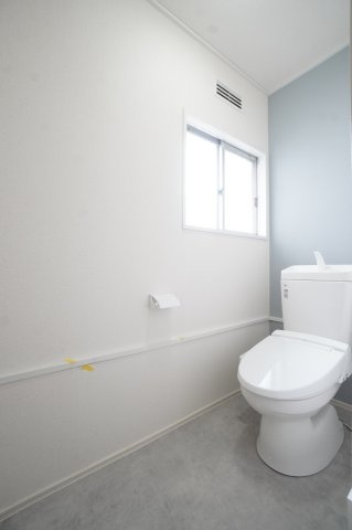 トイレも新品に交換！クロス・床の張替えも行い、清潔感のあるスッキリとした空間に♪