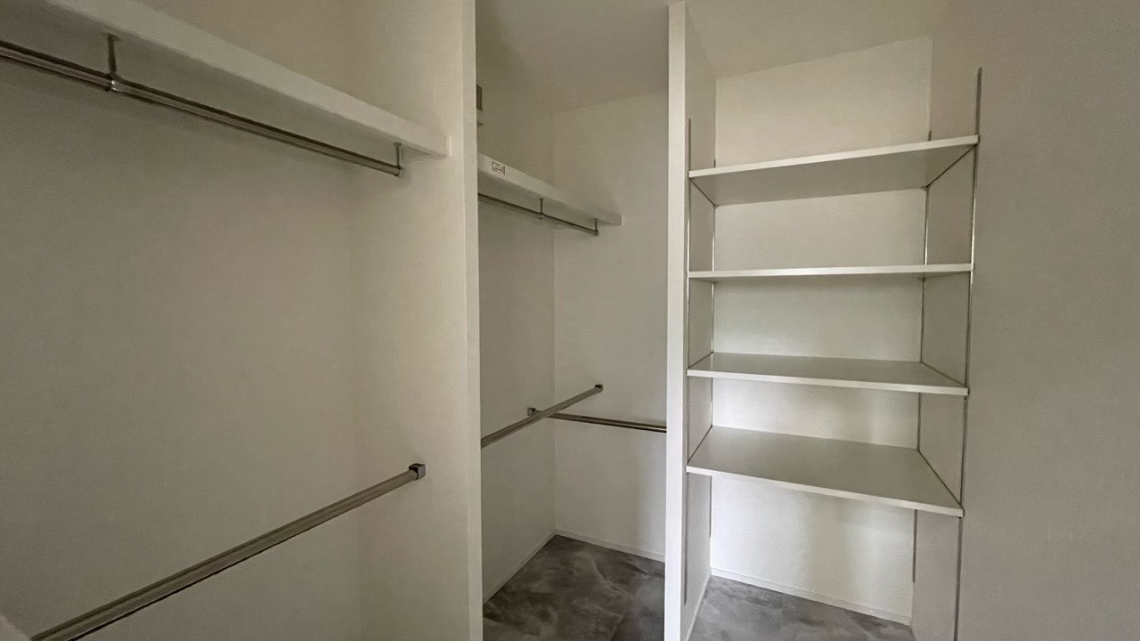 たっぷり収納できる納戸スペースは衣類や季節家電日用品の整理に便利。ハンガーパイプ付きで衣類を掛けたまま収納でき、可動棚も備えているため使い勝手良いです。生活空間をすっきり保てる実用的な収納エリアです。