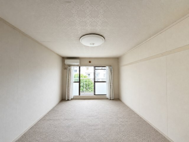 ※本画像は居住者様の家具をCGで消した画像であり、現況と異なる場合がございます。　約17.6帖の広々LDK！