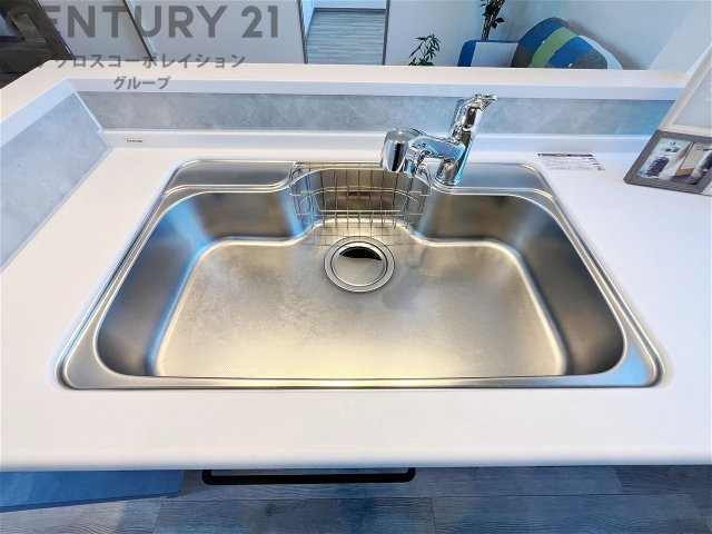 大きなシンクでお鍋などの大きな調理器具を洗う際にも便利です。