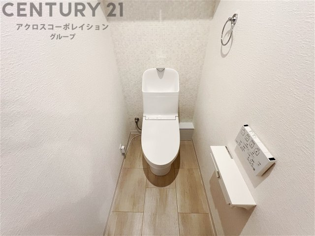 温水洗浄便座付トイレは温水洗浄機能により、暖かい水でおしりを洗浄することができ、冷たい水を使う従来の便座に比べ、温水洗浄機能で暖かいトイレを提供し、快適な使用を可能にします。