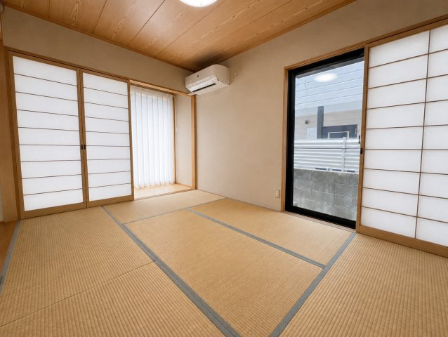 1階には6帖の和室を配置しています。畳ならではの落ち着いた雰囲気があり、リビングとはまた違ったくつろぎの時間を過ごせる空間です。客間やお子様の遊び場など、ライフスタイルに合わせて幅広く活用できます。